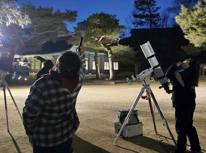 밤하늘을 보며 천문대 관계자가 설명을 해줬다.