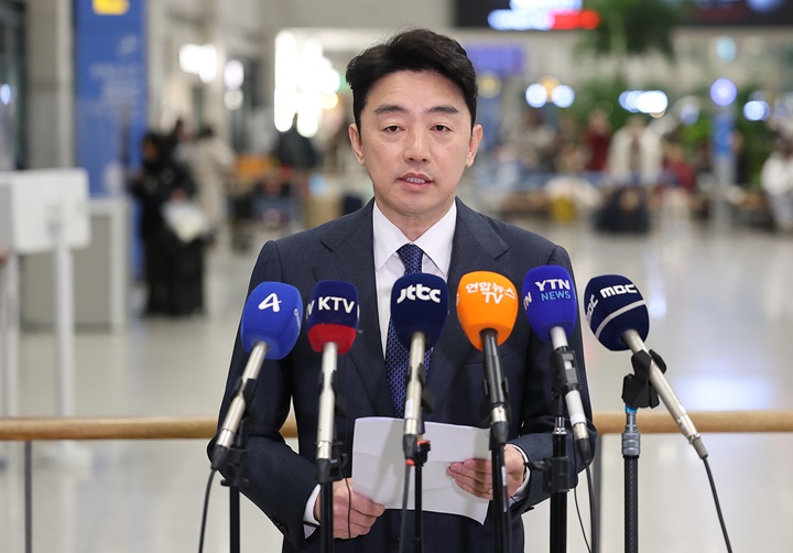 이재명 대통령의 전략경제협력 특사 자격으로 아랍에미리트(UAE)를 방문한 강훈식 대통령 비서실장이 26일 인천국제공항 1터미널에서 취재진 질문에 답하고 있다. 2026.2.26(사진=저작권자(c) 연합뉴스, 무단 전재-재배포 금지)