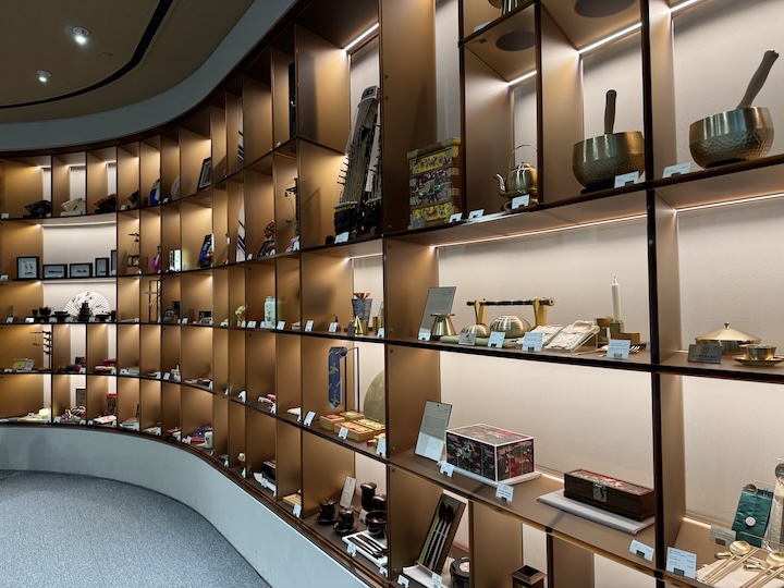 한국전통문화센터 내부에는 나전칠기, 한지 공예, 전통 매듭 등 한국의 미를 담은 작품들이 전시되어 있다.