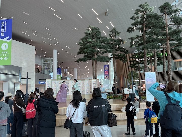 전통 예술 공연을 관람하는 국내외 관람객들의 모습.