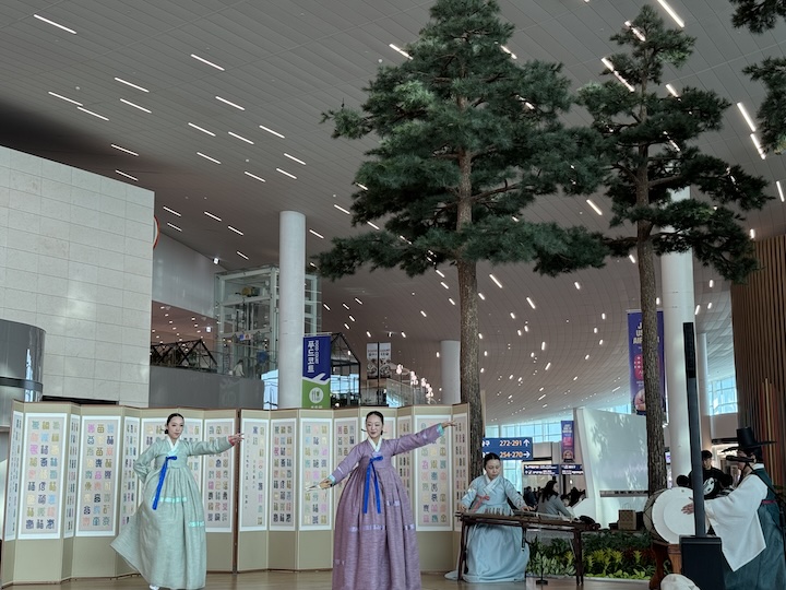 가야금과 장구 선율에 맞춰 무용 공연이 이어졌다.