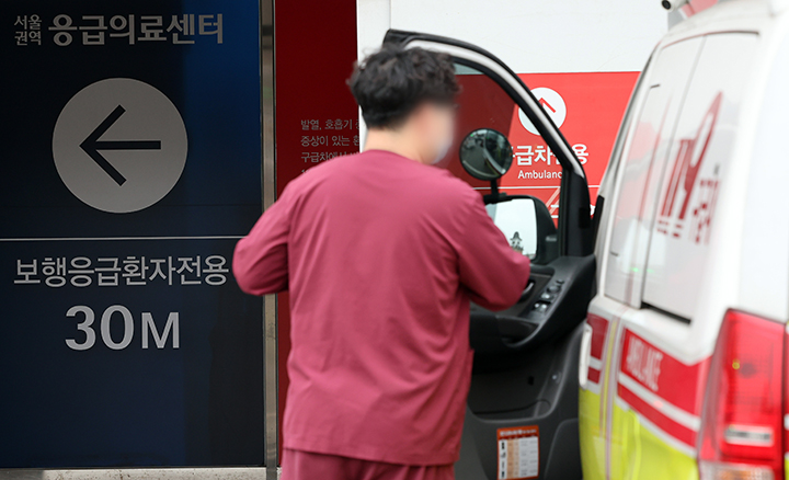 16일 서울의 한 대학병원 응급의료센터 앞으로 의료진이 지나가고 있다. 2025.1.16 (ⓒ뉴스1, 무단 전재-재배포 금지)