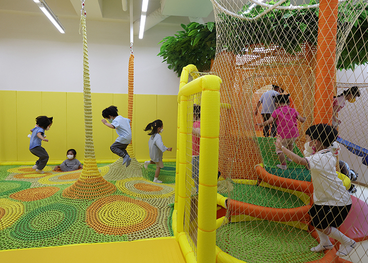 종로구 혜화동에 조성된 서울형 키즈카페 1호점 '혜명 아이들 상상놀이터' 개소 행사에 초대된 어린이들이 뛰어놀고 있다. 사진은 기사와 직접 관련 없음. 2022.5.26 (사진=저작권자(c) 연합뉴스, 무단 전재-재배포 금지)