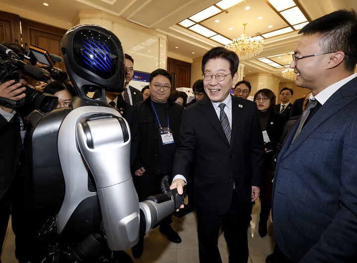 이재명 대통령이 지난달 7일 중국 상하이 국제회의중심에서 열린 한·중 벤처스타트업 서밋에서 중국 업체가 만든 휴머노이드 로봇과 악수하고 있다.(사진=저작권자(c) 연합뉴스, 무단 전재-재배포 금지)