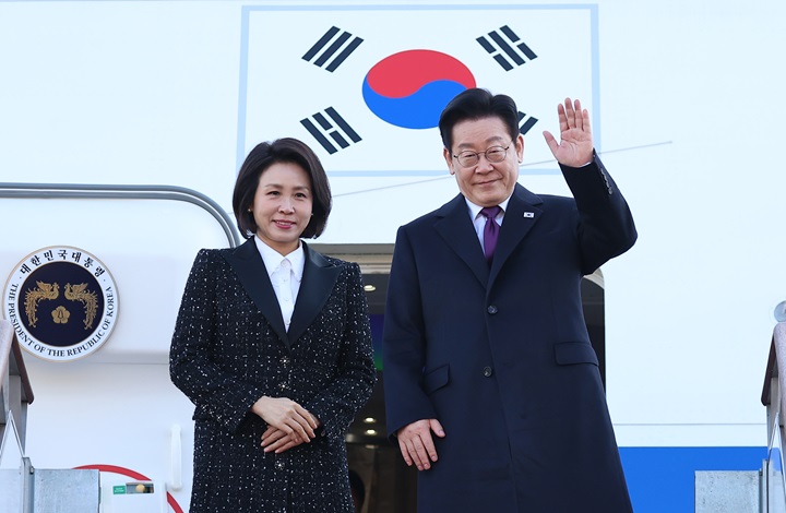 한일 정상회담을 위해 일본 나라현을 방문하는 이재명 대통령과 김혜경 여사가 13일 성남 서울공항 공군 1호기에서 환송객에게 인사하고 있다. 2026.1.13(사진=저작권자(c) 연합뉴스, 무단 전재-재배포 금지)