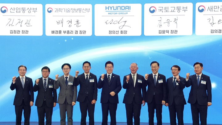 이재명 대통령이 27일 전북 군산새만금컨벤션센터에서 열린 새만금 로봇·수소·AI 시티 투자협약식에서 참석자들과 기념촬영을 하고 있다. 왼쪽부터 김용범 정책실장, 김성환 기후에너지환경부 장관, 김정관 산업부 장관, 배경훈 부총리 겸 과기부 장관, 이재명 대통령, 정의선 현대차그룹 회장, 김윤덕 국토부 장관, 김의겸 새만금개발청장, 김관영 전북도지사. 2026.2.27(사진=저작권자(c) 연합뉴스, 무단 전재-재배포 금지)