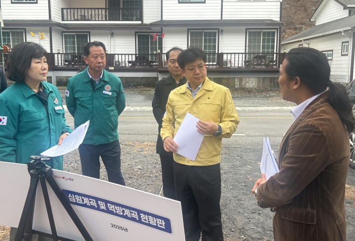 김용균 행정안전부 자연재난실장이 26일 충남 보령시 성주천과 전북 완주군 용연천을 방문해 하천·계곡 구역 내 불법 점용시설(물놀이 시설, 평상 등) 정비 현황을 점검하고 있다.(행정안전부 제공) 2026.2.26.