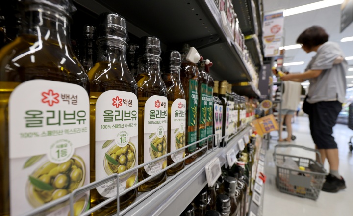 서울시내 한 마트를 찾은 시민이 유지류 제품을 구매하고 있다. (사진은 기사와 관련 없음).2026.2.4. (ⓒ뉴스1, 무단 전재-재배포 금지)