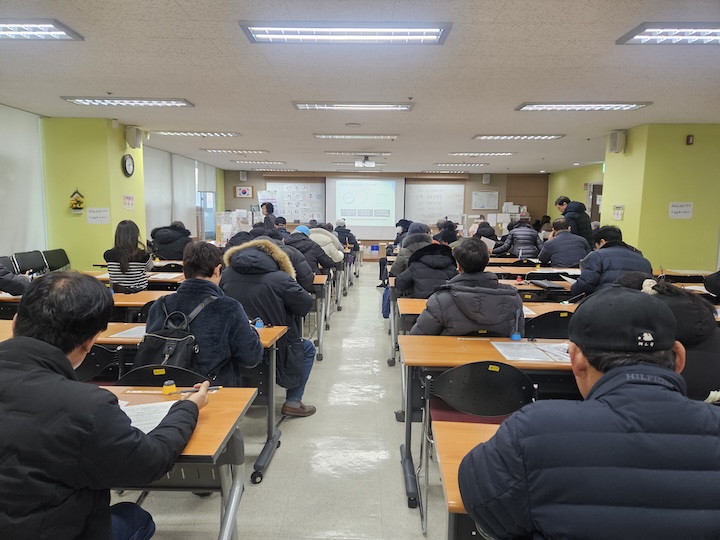 고용복지센터에서 오프라인 사전교육을 진행하는 모습.
