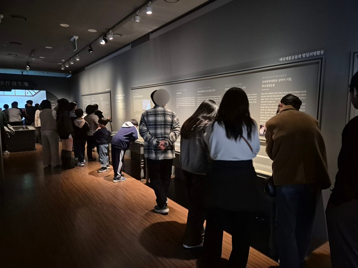 삼일절을 맞아 관람객이 줄을 잇는 안중근 의사 특별전.