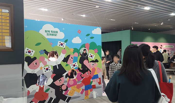 1층 복합문화공간에는 체험관과 더불어 포토존이 마련되어 있다. 사진을 찍기 위해 어린이 관람객과 부모님들이 인산인해를 이루고 있었다.