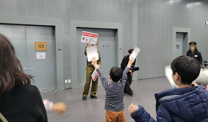 규칙에 맞추어 "만세"를 부르는 어린이 참가자의 모습. 모든 참가자가 몰입해서 참여했다.