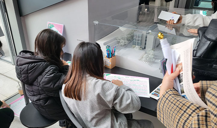 1층 복합문화공간에서는 책갈피 만들기, 독립선언서 작성 체험 등 다양한 체험을 무료로 즐길 수 있다.