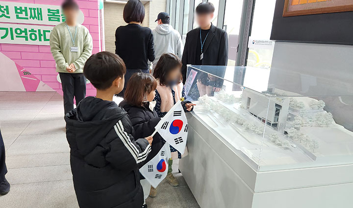 어린이 관람객들의 손에는 하나같이 작은 태극기가 들려있었다.