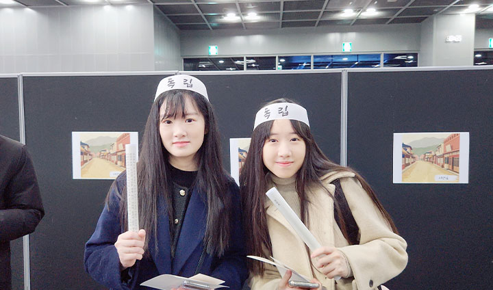 '독립' 글자가 쓰인 흰 띠를 두르고, 언니와 기념 사진을 남겼다.