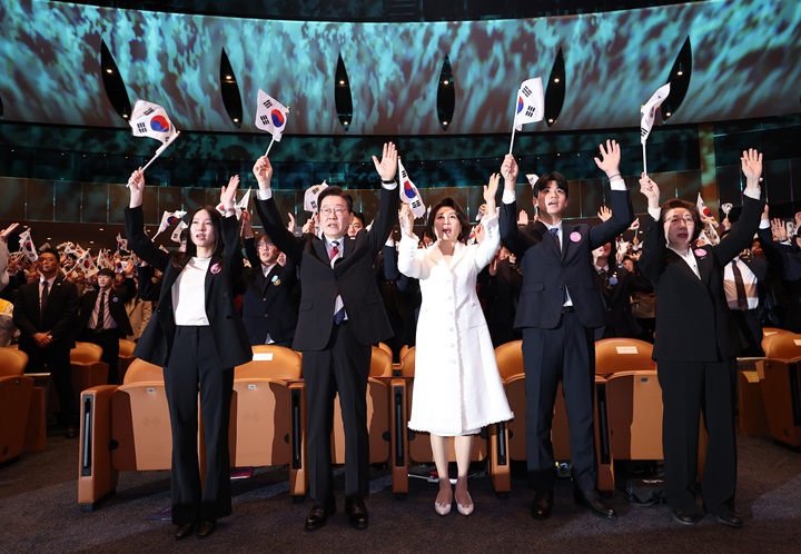 이재명 대통령과 김혜경 여사가 1일 서울 강남구 코엑스에서 열린 제107주년 3·1절 기념식에서 만세 삼창을 하고 있다. 2026.3.1 (사진=저작권자(c) 연합뉴스, 무단 전재-재배포 금지)