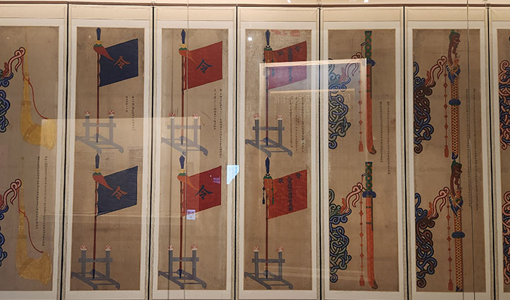 이순신 장군 탄신 401주년 기념 특별전에 전시되었던 병풍, '팔사품도'의 모습이다. 전시에서 그 압도적인 실물을 만나볼 수 있다.