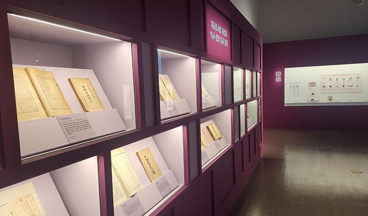 복간 도서는 일렬로 한 번에 전시해두어, 천천히 둘러볼 수 있었다.