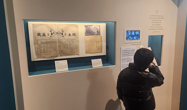 에필로그 코너에서 당시의 소리를 체험 중인 어린이 관람객의 모습.