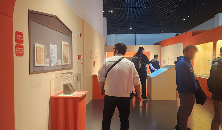 평일임에도 전시를 보러온 관객들이 많았다. 특히 우리 역사에 관심을 가지고 관람중인 외국인 관광객들의 모습이 눈에 띄었다.