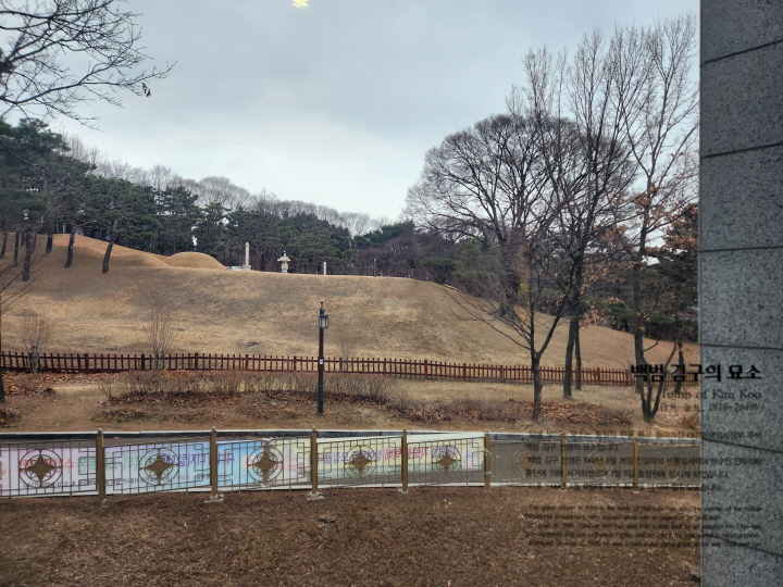 백범김구기념관 2층에 자리한 추모공간에서 백범 김구의 묘소를 유리창 너머로 볼 수 있다.