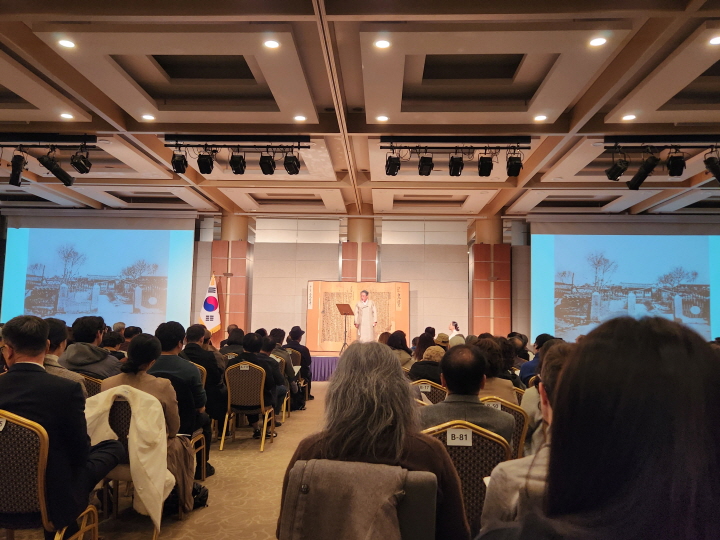 창작 판소리 '백범 김구'를 관람하기 위해 많은 사람들이 객석을 가득 채우고 있었다.