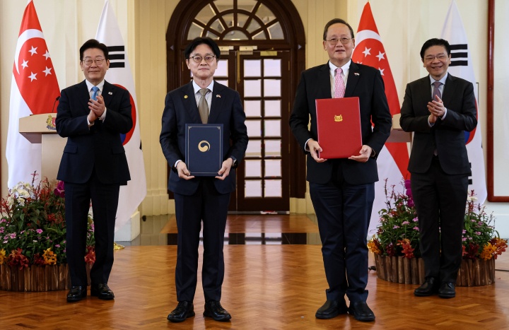 김정관 산업부 장관과 탄 시 렝 싱가포르 통상산업부 에너지·과학기술 담당 장관이 2일 싱가포르 외교부 청사에서 이재명 대통령과 로런스 웡 싱가포르 총리가 참석한 가운데 한-싱가포르 FTA 개선협상 개시 합의 선언문을 들고 기념촬영을 하고 있다.(사진=저작권자(c) 연합뉴스, 무단 전재-재배포 금지)
