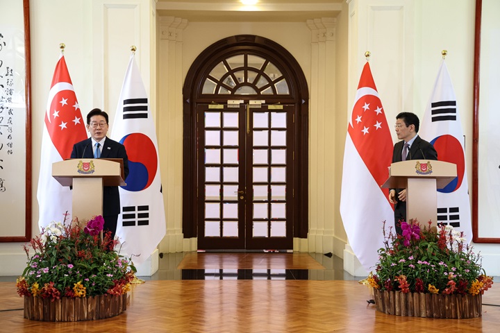 이재명 대통령과 로런스 웡 싱가포르 총리가 2일 싱가포르 외교부 청사에서 정상회담 후 공동언론발표를 하고 있다. 2026.3.2(사진=저작권자(c) 연합뉴스, 무단 전재-재배포 금지)