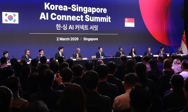 이재명 대통령이 2일 싱가포르의 한 호텔에서 열린 한-싱가포르 AI 커넥트 서밋에서 발언하고 있다. 2026.3.2(사진=저작권자(c) 연합뉴스, 무단 전재-재배포 금지)