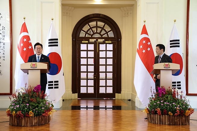 한-싱, FTA 개선 협상 개시 합의…소형원전 협력 MOU 체결