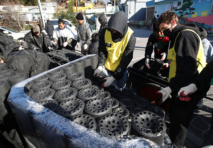 부산 부산진구 부암동 일대에서 부산진구청 직원들과 봉사자들이 연탄 나눔 봉사활동을 하고 있다. 2026.1. (ⓒ뉴스1, 무단 전재-재배포 금지)