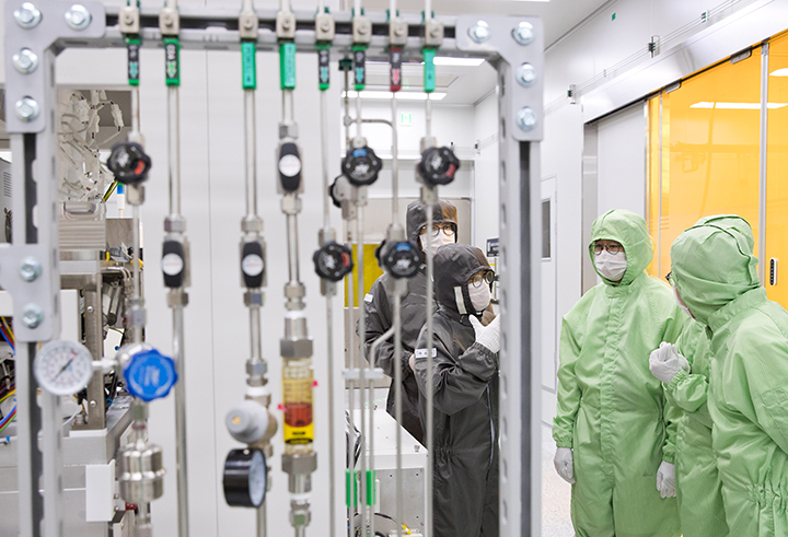 배경훈 과학기술정보통신부 장관이 서울 관악구 서울대학교 반도체공동연구소를 방문해 주요연구시설을 둘러보고 있다. 2025.8.13 (ⓒ뉴스1, 무단 전재-재배포 금지)