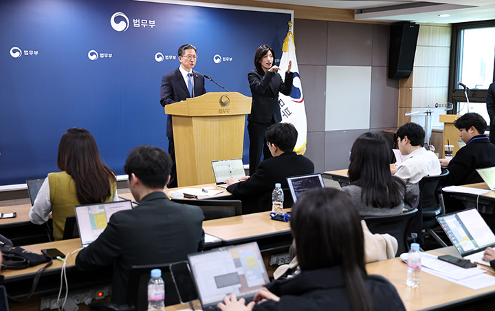 정성호 법무부 장관이 3일 오후 경기도 정부과천청사 법무부에서 '2030 이민정책 미래전략'을 발표하고 있다. 2026.3.3 (ⓒ뉴스1, 무단 전재-재배포 금지)
