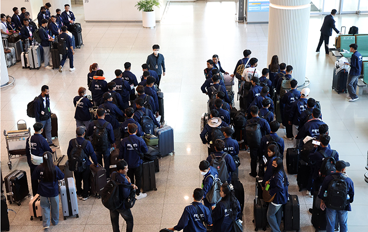 27일 오전 인천공항에서 E9비자로 입국한 캄보디아 노동자들이 이동을 하기위해 줄지어 기다리고 있다. 2025.5.27 (ⓒ뉴스1, 무단 전재-재배포 금지)