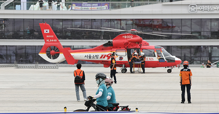 22일 서울 영등포구 여의나루역 일대에서 열린 '2025년 서울시 재난대응 안전한국훈련'에서 소방헬기가 부상자를 이송하고 있다. 2025.9.22 (ⓒ뉴스1, 무단 전재-재배포 금지)