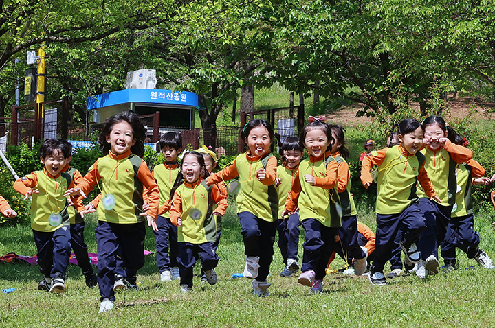29일 인천 부평구 원적산공원에서 야외 학습 나온 어린이들이 즐거워하며 달리고 있다. 사진은 기사와 직접 관련 없음. 2025.4.29 (사진=저작권자(c) 연합뉴스, 무단 전재-재배포 금지)