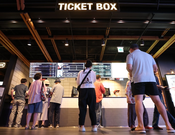 서울 시내 한 영화관에서 관람객들이 영화를 고르고 있다. 2025.7.25.(ⓒ연합뉴스, 무단 전재-재배포 금지)