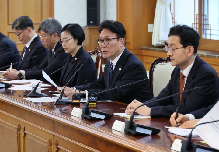 (서울=연합뉴스) 이정훈 기자 = 김민석 국무총리가 3일 서울 종로구 정부서울청사에서 열린 중동 상황점검 관련 긴급 관계부처회의에서 발언하고 있다. 2026.3.3. (ⓒ연합뉴스, 무단 전재-재배포 금지)