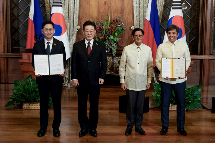 배경훈 부총리 겸 과기정통부 장관과 헨리 아구다 필리핀 정보통신기술장관이 3일 필리핀 마닐라 말라카냥궁에서 이재명 대통령과 페르디난드 마르코스 대통령이 참석한 가운데 디지털 협력에 관한 MOU를 체결한 뒤 기념촬영을 하고 있다. 2026.3.3(사진=저작권자(c) 연합뉴스, 무단 전재-재배포 금지)
