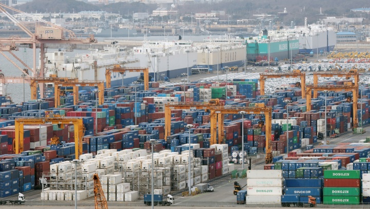 23일 경기 평택시 포승읍 평택항에 수출용 컨테이너가 쌓여있다. 2026.2.23 (ⓒ뉴스1, 무단 전재-재배포 금지)