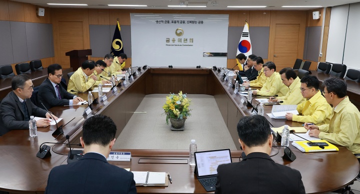 이억원 금융위원장이 3일 오전 서울 종로구 정부서울청사에서 열린 중동 상황 관련 관계기관 합동 금융시장 상황점검회의에서 발언을 하고 있다.(사진=금융위원회 제공)