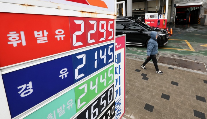 중동 분쟁 격화로 국제 유가가 급등하고 있는 3일 서울 시내 한 주유소에 휘발유·경유 가격이 표시되어 있다.(ⓒ뉴스1, 무단 전재-재배포 금지)