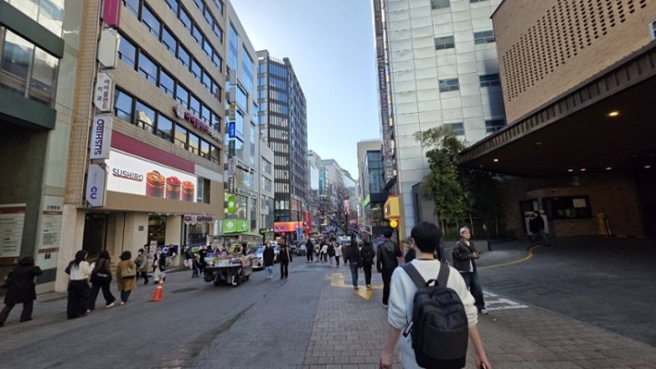 아들과 함께 명동 거리에서 즐거운 시간을 보냈다