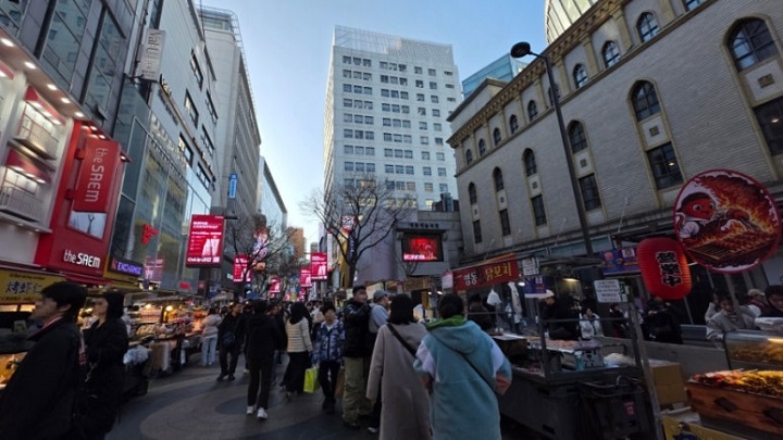 아들과 함께 명동 외국인으로 가득 한 명동 거리거리에서 즐거운 시간을 보냈다