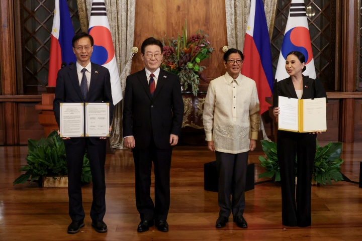 김용선 지식재산처 처장과 마리아 크리스티나 알데게르 로케 필리핀 통상산업부 장관이 3일(현지시간) 필리핀 마닐라 말라카냥궁에서 이재명 대통령과 페르디난드 마르코스 주니어 필리핀 대통령이 임석한 가운데 지식재산 분야에서의 심화 협력에 관한 양해각서(개정)를 체결한 뒤 기념촬영을 하고 있다. 2026.3.3. (ⓒ뉴스1, 무단 전재-재배포 금지)