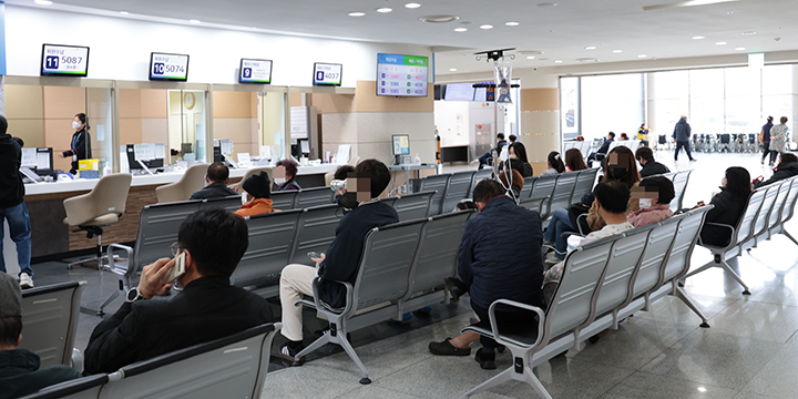 양산부산대학교병원 입·퇴원 창구에 환자와 보호자가 대기하고 있다. 2024.2.20 (사진=저작권자(c) 연합뉴스, 무단 전재-재배포 금지)