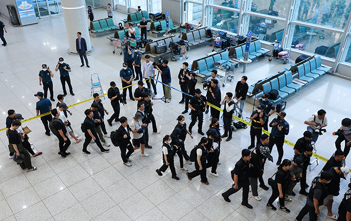 보이스피싱 범죄 등을 저지르고 필리핀 등으로 도망친 도피사범 49명이 3일 인천국제공항 제1터미널을 통해 송환되고 있다. 2025.9.3 (사진=저작권자(c) 연합뉴스, 무단 전재-재배포 금지)