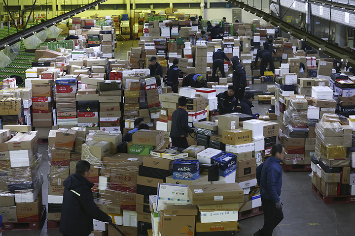 설 명절을 앞둔 11일 서울 광진구 동서울우편물류센터에서 작업자들이 택배 분류작업을 하고 있다. 2026.2.11 (사진=저작권자(c) 연합뉴스, 무단 전재-재배포 금지)