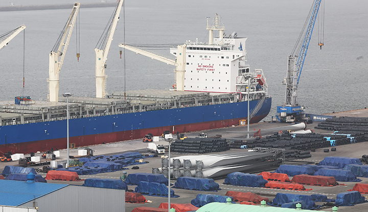 22일 경기도 평택항에 철강 제품이 쌓여있는 모습. 사진은 기사와 직접 관련 없음. 2026.2.22 (사진=저작권자(c) 연합뉴스, 무단 전재-재배포 금지)