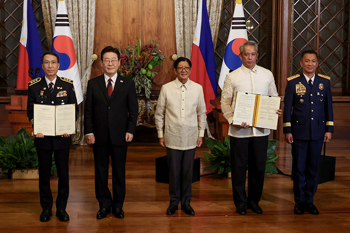 유재성 경찰청장 직무대행과 호세 멜렌시어 나르타테즈 주니어 경찰청장이 3일 필리핀 마닐라 말라카냥궁에서 이재명 대통령과 페르디난드 마르코스 대통령이 참석한 가운데 경찰협력을 위한 개정 MOU를 체결한 뒤 기념촬영을 하고 있다. 2026.3.3 (사진=저작권자(c) 연합뉴스, 무단 전재-재배포 금지)